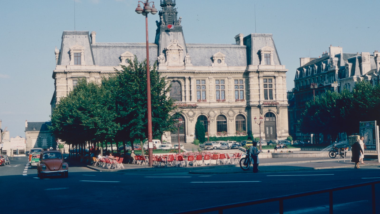 La Presqu'île — accès camion déménagement, façades typiques, parking