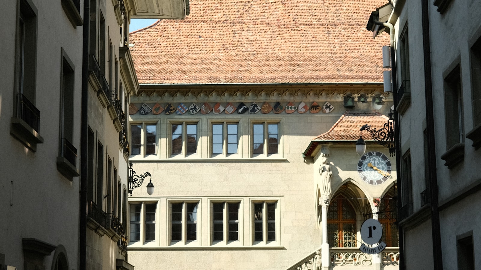 Vieux Lyon — accès camion déménagement, façades typiques, parking